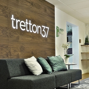 tretton37 kontorsdesign - logotyp i entré